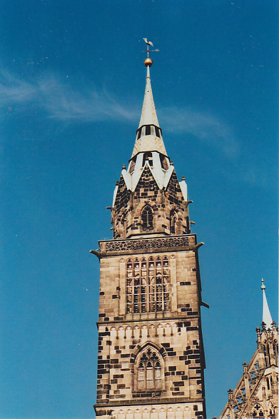 Eine der Turmspitzen der Lorenzkirche